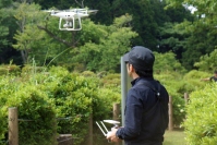 ソネット・メディア・ネットワークス<6185>(東マ)は、ドローン(小型無人機)による空撮コンテンツを提供するWEBメディア『DRONE　OWNERS』(ドローンオーナーズ)において、空撮のクリエーター“ドローングラファ”を養成・支援する会員制サービス『DRONE　OWNERS倶楽部』を、7月26日から開始した。