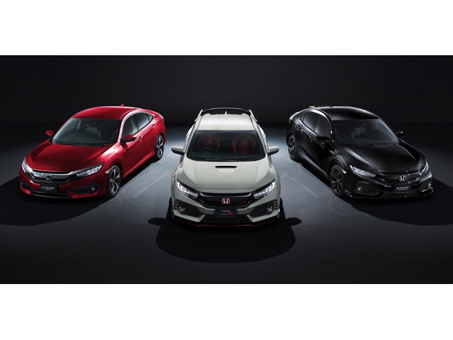新型ホンダ・シビックのバリエーション。中央がもっともホットなタイプR、価格は、ハッチバック(右)が280万0440円(マニュアルミッション車も同じ)、セダンが265万0320円(左)、タイプRが416万7000円だ