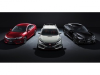 新型ホンダ・シビックのバリエーション。中央がもっともホットなタイプR、価格は、ハッチバック(右)が280万0440円(マニュアルミッション車も同じ)、セダンが265万0320円(左)、タイプRが416万7000円だ