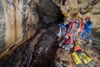 新空間発見の記念撮影写真。（写真：山口大学発表資料より）