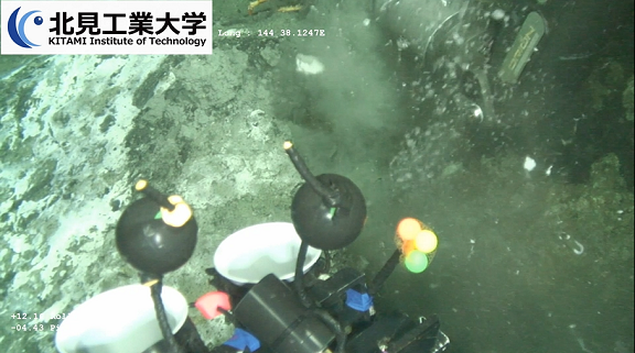 浮上するメタンハイドレートの小片。（画像：北見工業大学発表資料より）