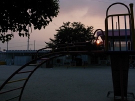 保育の現場で、雇用形態の違いが原因で生じる保育士同士の摩擦や確執について調査を行ったところ、正規職員と非正規職員どちらも、責任感・業務の振り分けや役割分担・賃金など格差による不満を感じ確執があると感じている。壁を取り除くのは難しく、仕方のない事と諦めるしかないと考えているのが現状だ。 保育の現場で、雇用形態の違いが原因で生じる保育士同士の摩擦や確執について調査を行ったところ、正規職員と非正規職員どちらも、責任感・業務の振り分けや役割分担・賃金など格差による不満を感じ確執があると感じている。壁を取り除くのは難しく、仕方のない事と諦めるしかないと考えているのが現状だ。