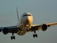 米ボーイング社は今のまま航空交通量が増加し続ければ今度20年で新たにパイロットが63万人必要になるという試算を発表。経済活動への影響も懸念されている。