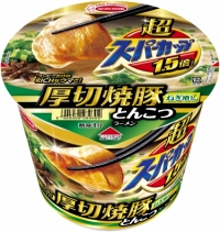 「(コンビニ限定)超スーパーカップ1.5倍　厚切焼豚とんこつラーメン　ねぎ増し」（写真: エースコックの発表資料より）