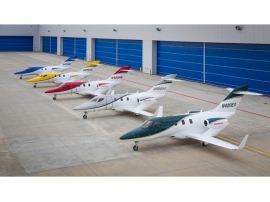 ホンダが約30年かけて機体とエンジンを開発した「HondaJet」。主翼上面のエンジン配置「Over-The-Wing Engine Mount (OTWEM)」形態や自然層流翼型、一体成型複合材胴体などホンダ独自開発技術の採用する