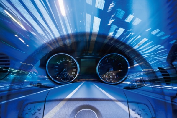 今、車の電装化が急激な勢いで進んでいる。一昔前の車から新車に乗り換えると、車内の雰囲気がガラリと変わっていることに驚く人は多いだろう