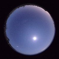 画面左下に見えるのが「ほうおう座流星群」の流星。2014年12月1日、撮影は戸田博之氏。（写真：国立天文台）