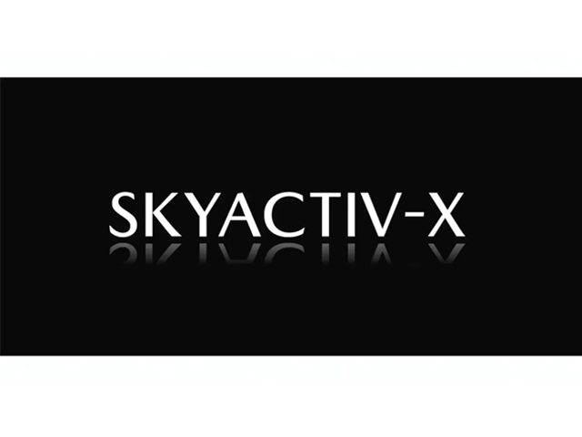 SKYACTIV-Xは、ディーゼルエンジンのようにガソリンを圧縮着火させる画期的な技術で、予混合圧縮着火(HCCI)エンジンと呼ばれる。2019年モデルから搭載を開始する