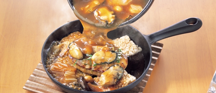 「広島県産牡蠣とハンバーグの中華おこげ」（画像: ココスジャパンの発表資料より）