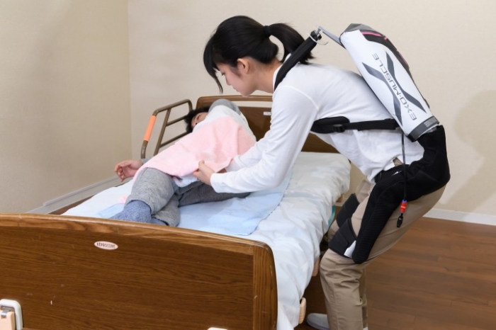 「マッスルスーツ」を使用したイメージ。(イノフィスの発表資料より)