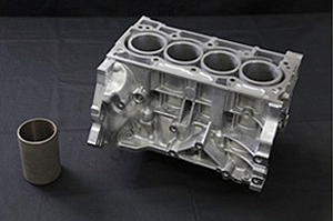 鋳鉄ライナーと従来型4気筒エンジン。