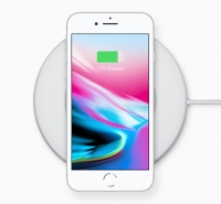 iPhone 8ワイヤレス充電のイメージ(写真: アップルの発表資料より)