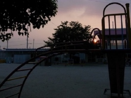 保育士は離職率が高い職業の1つと言える。意識調査によると93%の保育士が、就職前の仕事のイメージと就職後の実際の仕事内容にギャップを感じたと回答。保育士の業務内容を細かに認知させることと、職場の環境改善が離職率低下のカギと言える。 保育士は離職率が高い職業の1つと言える。意識調査によると93%の保育士が、就職前の仕事のイメージと就職後の実際の仕事内容にギャップを感じたと回答。保育士の業務内容を細かに認知させることと、職場の環境改善が離職率低下のカギと言える。