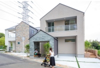 「Design　Your　Life」をグループメッセージに掲げる、メルディアグループ三栄建築設計<3228>(東1)は、神奈川県川崎市で共働きの子育て世代に向けた分譲住宅2棟を9月8日に完成、販売をスタートした。