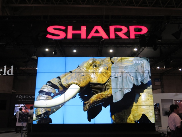 もっとも伝統的なCEATECらしい発表を展開したシャープ、初の民生用8K対応テレビ「LC-70X500」を中心に8K映像の魅力をアピールした