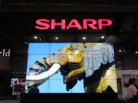 もっとも伝統的なCEATECらしい発表を展開したシャープ、初の民生用8K対応テレビ「LC-70X500」を中心に8K映像の魅力をアピールした