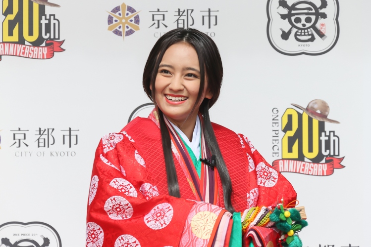 京都・大覚寺で『ONE PIECE』と日本画がコラボレーション‼岡田結実さんが 平安時代の衣装「十二単 じゅうにひとえ 」で登場!!ⓒ 尾田栄一郎／集英社／京都麦わら道中記推進委員会
