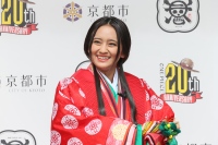 京都・大覚寺で『ONE PIECE』と日本画がコラボレーション‼岡田結実さんが 平安時代の衣装「十二単 じゅうにひとえ 」で登場!!ⓒ 尾田栄一郎／集英社／京都麦わら道中記推進委員会