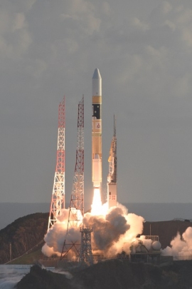 H-IIAロケット36号機打上げ (写真:三菱重工発表資料より) H-IIAロケット36号機打上げ (写真:三菱重工発表資料より)