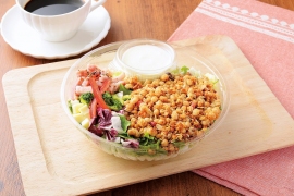 「NLフルグラをかけて食べるチョップドサラダ」(写真: ローソンの発表資料より)