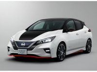 車載駆動用バッテリーの進化がEV普及のカギを握る。日産リーフ初期型の電池容量は24kWh。5年後には30kWhに進化。写真の新型リーフは40kWhになり400kmの航続距離を得た、来年は60kWh搭載モデルが発売される