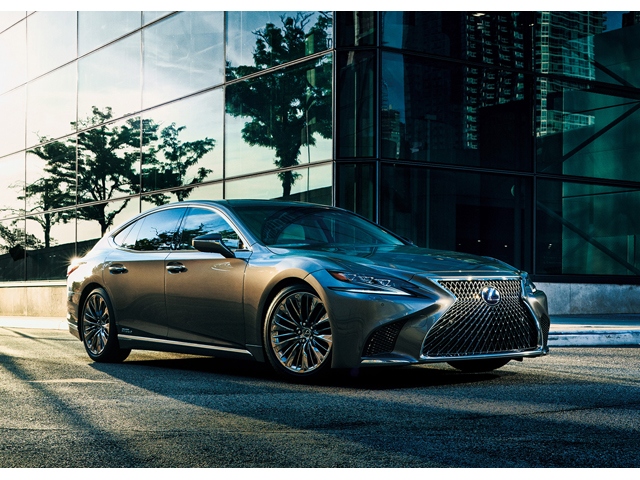 レクサスは、東京モーターショー開幕を1週間後に控えた10月19日に、フラッグシップセダン「LS」を全国のレクサス店を通じて発売した。写真は「LEXUS LS 500h Version L」、価格は1460.0万円
