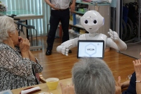 介護現場で活用されるペッパーのイメージ。(写真: M-SOLUTIONSの発表資料より)