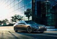 LEXUS LS500h “version L” (マンガンラスター) （写真: トヨタ自動車の発表資料より）