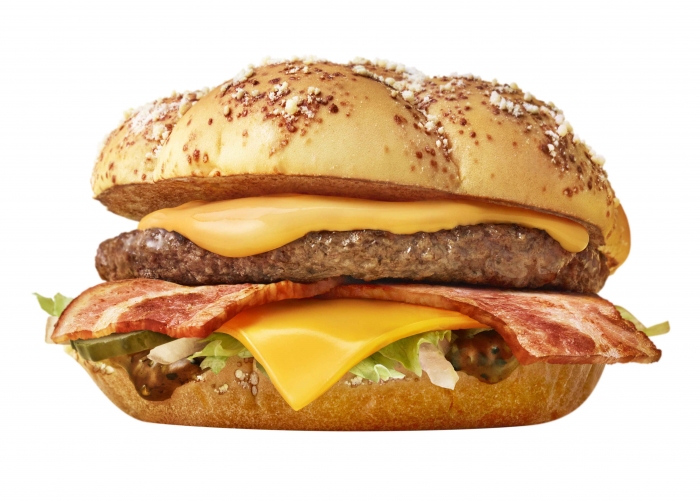 「デラックスチーズ　ビーフ」（写真：日本マクドナルドの発表資料より）