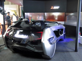 環境に優しく事故のないスマートモビリティ社会を目指し、自動運転車を構成する周辺技術を搭載した三菱電機が開発のコンセプト「EMIRAI4」