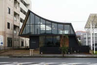 アキュラホームのつくば支店(木造建築)は、建築中に歩行者からSNSに投稿しても良いかと聞かれるほどの独創的デザインに仕上がっている