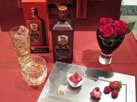 11月21日から1万2000ケースの限定で販売となる『ブラックニッカ アロマティック』、700mlでアルコール度数40%。予想される小売価格は2000円/本(消費税別) 11月21日から1万2000ケースの限定で販売となる『ブラックニッカ アロマティック』、700mlでアルコール度数40%。予想される小売価格は2000円/本(消費税別)