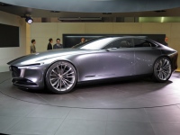 2015年の東京モーターショーで提案された「RXビジョン」を継承するクーペコンセプト「マツダ VISION COUPE」