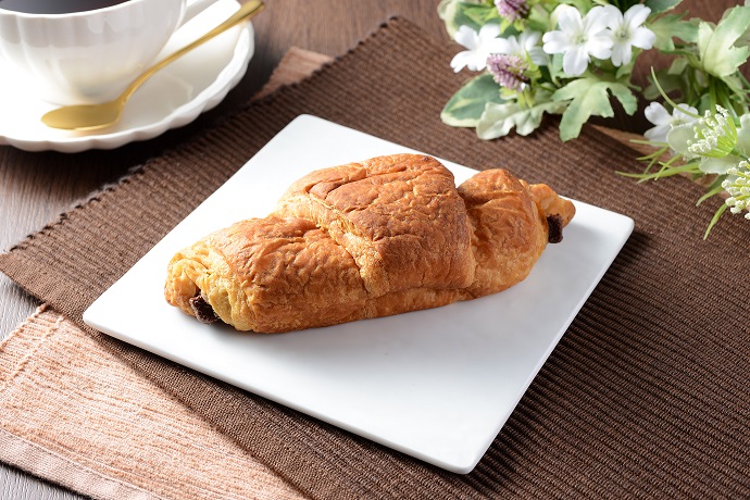 「ブランのスイートチョコロール（写真：ローソンの発表資料より）」