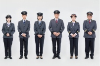 小田急はダイヤ改正にあわせて、運転士・車掌・駅係員の制服も一新する。写真は、左から駅係員、乗務員の新デザインと現業長デザイン。（写真: 小田急電鉄の発表資料より）