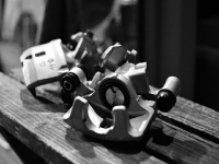 財務省は自動車部品原料の関税率ゼロを検討。19年までに中国やブラジルが特恵国を卒業し関税が見直されることに対応し、自動車部品の国内生産コストの負担を軽減して競争力を維持することが狙い。