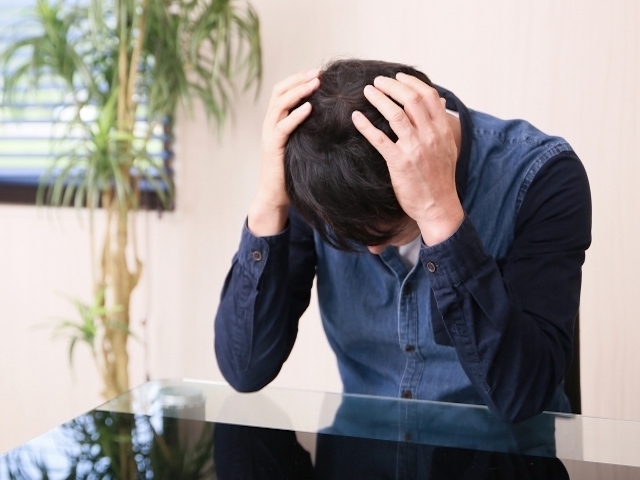 大学生の『2.6人に1人』が奨学金を利用しており、四年制大卒利用者の62.3%が「返済負担に感じる」と回答した。