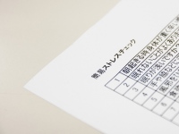 2015年から義務化されたストレスチェック制度。民間機関がその実施状況を調査し公表した。義務化されている事業所でも実施率7割未満。ストレス度が高い非正規雇用が多い事業所ほど未実施率が高いという実態も。