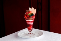 「クリスマス・ルージュパフェ」(写真: 資生堂パーラーの発表資料より)