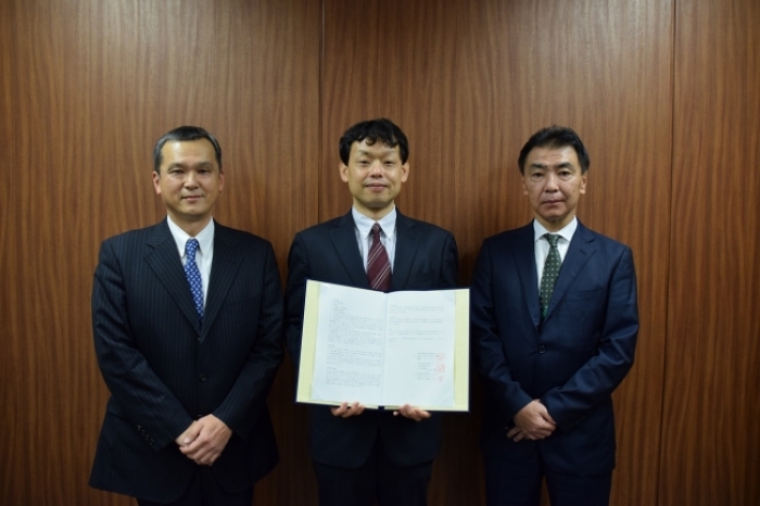 共同研究契約調印式の様子。左から、小田急電鉄の水谷讓カ ー ド推進部長、早稲田大学データサイエンス研究所長の後藤正幸教授、小田急エージェンシーの八木慎一常務取締役。(写真: 小田急電鉄の発表資料より)