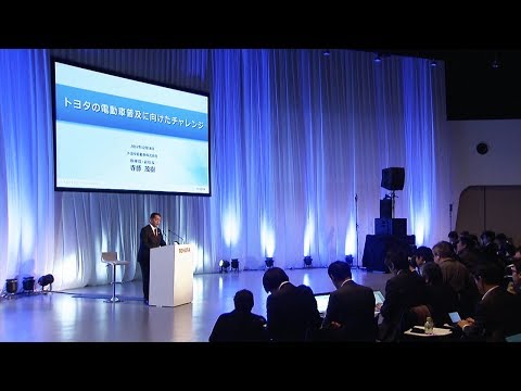 記者会見の様子。