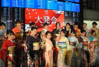 日経平均の前引けは２万３３２６円０６銭（５６１円１２銭高）、ＴＯＰＩＸは１８５３．０７ポイント（３５．５１ポイント高）、出来高概算（東証１部）は８億６１２万株。