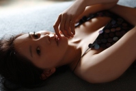 透き通るような美貌がひしひしと伝わってくるショット（c）光文社