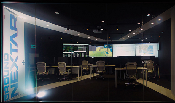 「NEC衛星オペレーションセンター」の内観。（画像：日本電気発表資料より）