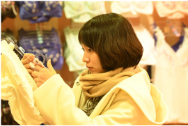 自分に自信を持てない今日子を演じる吉岡里帆（c）TBS