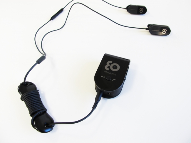 earsopenの「WR-3（音楽用有線タイプ）」と接続の様子。