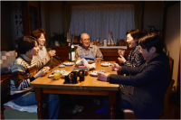 団らんの姿を見せるハリカたち（c）日本テレビ