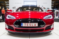 テスラのモデルS。(c) 123rf