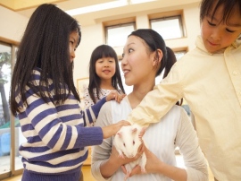 ン:保育士の配置などについての規制を緩和し、待機児童を減らそうとする動きがある。子供・子育て支援法の改正案が閣議決定されたことで、将来的に保育園がどのように変わっていくのか興味深い。 ン:保育士の配置などについての規制を緩和し、待機児童を減らそうとする動きがある。子供・子育て支援法の改正案が閣議決定されたことで、将来的に保育園がどのように変わっていくのか興味深い。