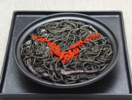 「黒の騎士団 イカ墨パスタ」(写真: 養生乃滝の発表資料より) 「黒の騎士団 イカ墨パスタ」(写真: 養生乃滝の発表資料より)